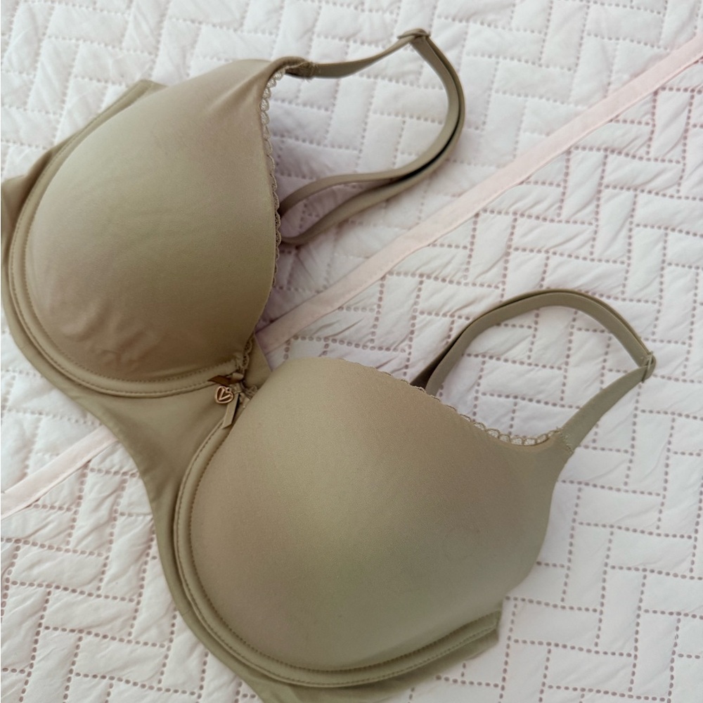Victoria secret 
Elegant Beige Underwire Bra